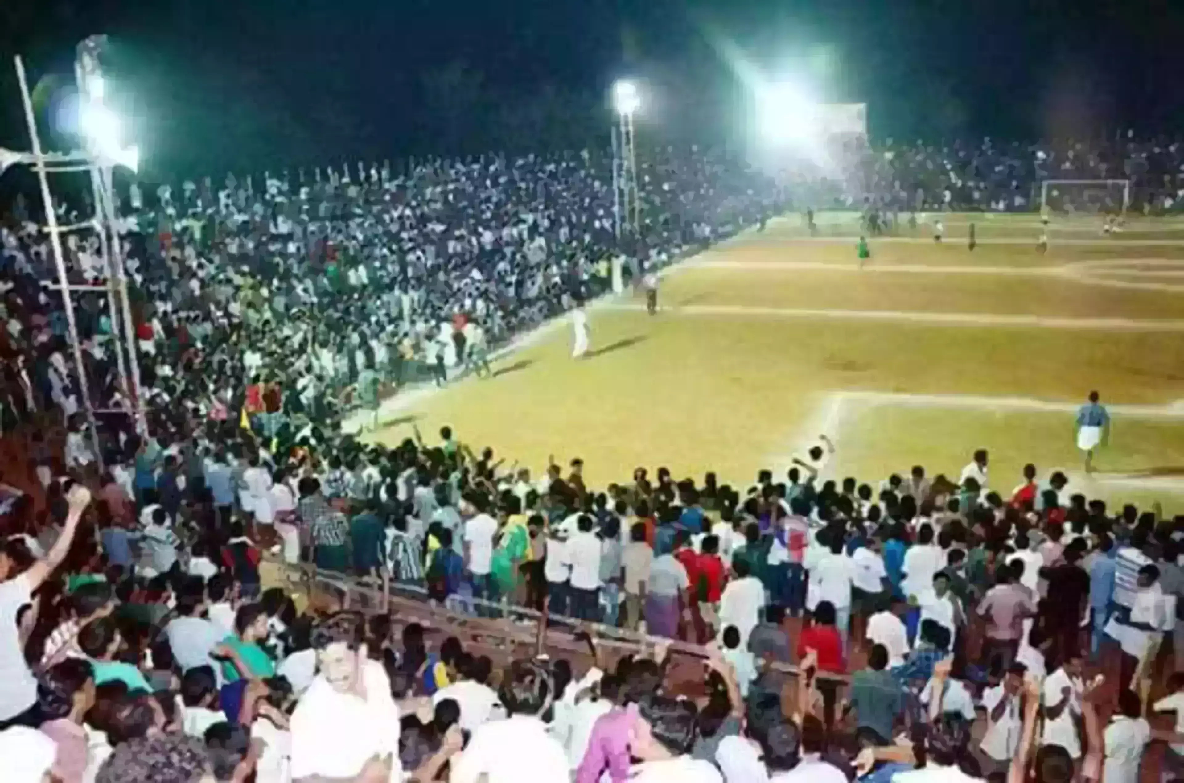 മലപ്പുറത്ത് സെവന്‍സിനിടെ അടി; മത്സരം കാണാന്‍ ഗേറ്റ് തകര്‍ത്ത് കാണികള്‍; ഒഴിവായത് വന്‍ ദുരന്തം