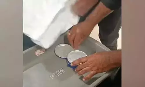 കൊച്ചിയില് ഫെയ്സ്ക്രീമില് ഒളിപ്പിച്ച് സ്വര്ണക്കടത്ത്; യാത്രക്കാരി പിടിയില് കൊച്ചിയില് ഫെയ്സ്ക്രീമില് ഒളിപ്പിച്ച് സ്വര്ണക്കടത്ത്; യാത്രക്കാരി പിടിയില്