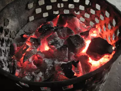 തീ കായുന്നതിനിടെ കല്ക്കരി പുക ശ്വസിച്ച് നാല് പേര് മരിച്ചു തീ കായുന്നതിനിടെ കല്ക്കരി പുക ശ്വസിച്ച് നാല് പേര് മരിച്ചു