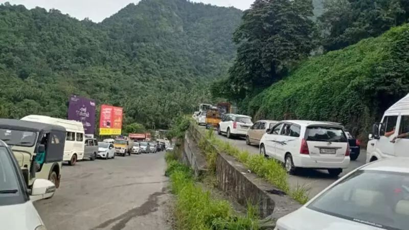 താമരശ്ശേരി ചുരത്തില്‍ ഗതാഗതക്കുരുക്ക്; ആറാം വളവില്‍ ബസ്സും ലോറിയും തകരാറിലായി; ആംബുലന്‍സും കുടുങ്ങി