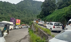 താമരശ്ശേരി ചുരത്തില്‍ ഗതാഗതക്കുരുക്ക്; ആറാം വളവില്‍ ബസ്സും ലോറിയും തകരാറിലായി; ആംബുലന്‍സും കുടുങ്ങി