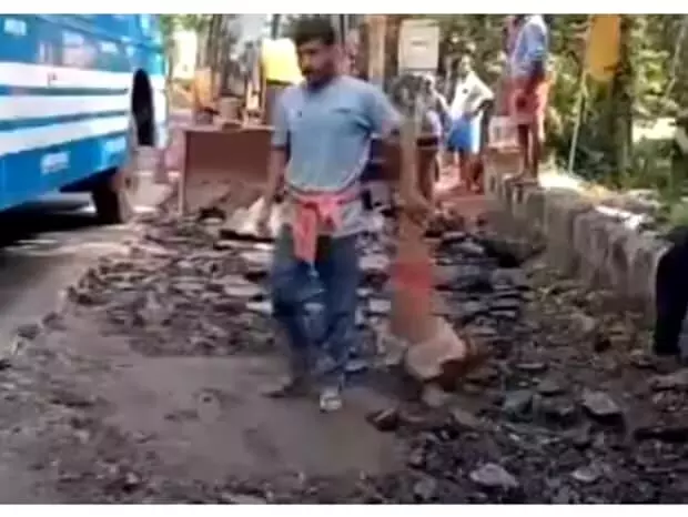 6 കോടി ചെലവില് നവീകരിച്ച റോഡ് 6 ദിവസം കൊണ്ട് തകര്ന്നു; വീണ്ടും ടാറിങ്! 6 കോടി ചെലവില് നവീകരിച്ച റോഡ് 6 ദിവസം കൊണ്ട് തകര്ന്നു; വീണ്ടും ടാറിങ്!