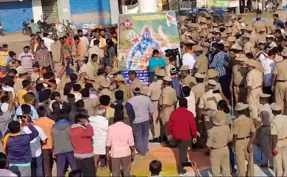 കര്ണാടകയില് ഹനുമാന് പതാക നീക്കം ചെയ്തതിനെ ചൊല്ലി സംഘര്ഷം; നിരോധനാജ്ഞ കര്ണാടകയില് ഹനുമാന് പതാക നീക്കം ചെയ്തതിനെ ചൊല്ലി സംഘര്ഷം; നിരോധനാജ്ഞ
