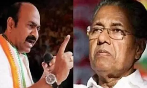 മുഖ്യമന്ത്രിക്കെതിരേ പ്രതിപക്ഷം; അടിയന്തര പ്രമേയത്തിന് അനുമതിയില്ല, പ്രതിപക്ഷ വാക്കൗട്ട് മുഖ്യമന്ത്രിക്കെതിരേ പ്രതിപക്ഷം; അടിയന്തര പ്രമേയത്തിന് അനുമതിയില്ല, പ്രതിപക്ഷ വാക്കൗട്ട്