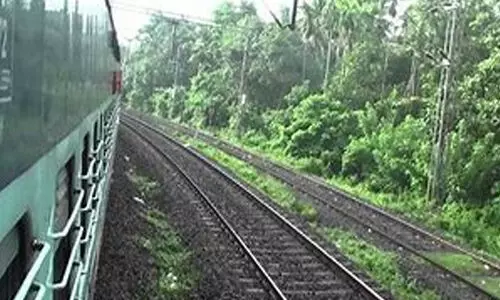 ഗുരുതര പരിക്കുമായി 12 മണിക്കൂര്; മാവേലി എക്സ്പ്രസില് നിന്ന് വീണ കൊല്ലം സ്വദേശിയെ കണ്ടെത്തി ഗുരുതര പരിക്കുമായി 12 മണിക്കൂര്; മാവേലി എക്സ്പ്രസില് നിന്ന് വീണ കൊല്ലം സ്വദേശിയെ കണ്ടെത്തി