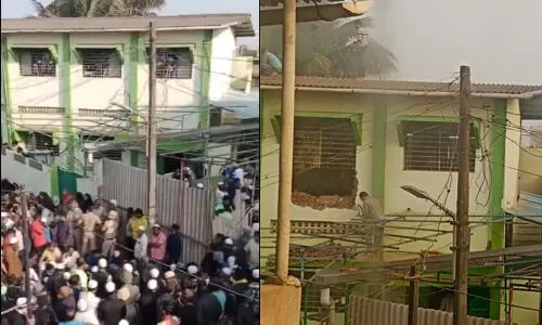 മഹാരാഷ്ട്രയില് പള്ളി തകര്ക്കാന് ബുള്ഡോസറുമായെത്തി; പ്രതിഷേധം തീര്ത്ത് മുസ്ലിംകള് മഹാരാഷ്ട്രയില് പള്ളി തകര്ക്കാന് ബുള്ഡോസറുമായെത്തി; പ്രതിഷേധം തീര്ത്ത് മുസ്ലിംകള്
