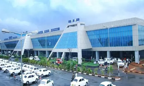 കരിപ്പൂര് വിമാനത്താവളത്തില് വിമാനം റദ്ദാക്കി, യാത്രക്കാര് ദുരിതത്തില് കരിപ്പൂര് വിമാനത്താവളത്തില് വിമാനം റദ്ദാക്കി, യാത്രക്കാര് ദുരിതത്തില്