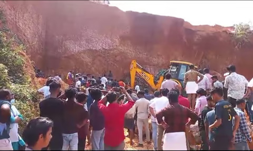 മലപ്പുറത്ത് സ്കൂളിന്റെ ചുറ്റുമതില് നിര്മ്മാണത്തിനിടെ മണ്ണിടിച്ചില്; ഒരാള് കുടുങ്ങി മലപ്പുറത്ത് സ്കൂളിന്റെ ചുറ്റുമതില് നിര്മ്മാണത്തിനിടെ മണ്ണിടിച്ചില്; ഒരാള് കുടുങ്ങി