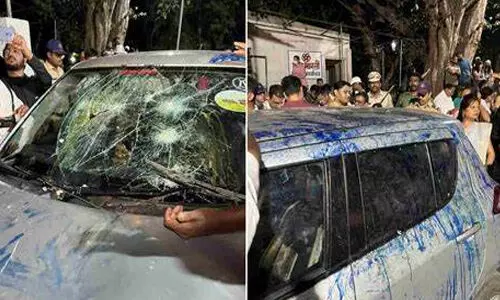 മോദിയെയും അദ്വാനിയെയും അപകീര്ത്തിപ്പെടുത്തിയെന്ന്; മാധ്യമപ്രവര്ത്തകന്റെ വാഹനം ആക്രമിച്ചു മോദിയെയും അദ്വാനിയെയും അപകീര്ത്തിപ്പെടുത്തിയെന്ന്; മാധ്യമപ്രവര്ത്തകന്റെ വാഹനം ആക്രമിച്ചു