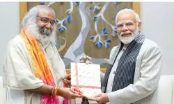 നരേന്ദ്രമോദിയെ പുകഴ്ത്തിയ ആചാര്യ പ്രമോദ് കൃഷ്ണയെ കോണ്‍ഗ്രസ് പുറത്താക്കി