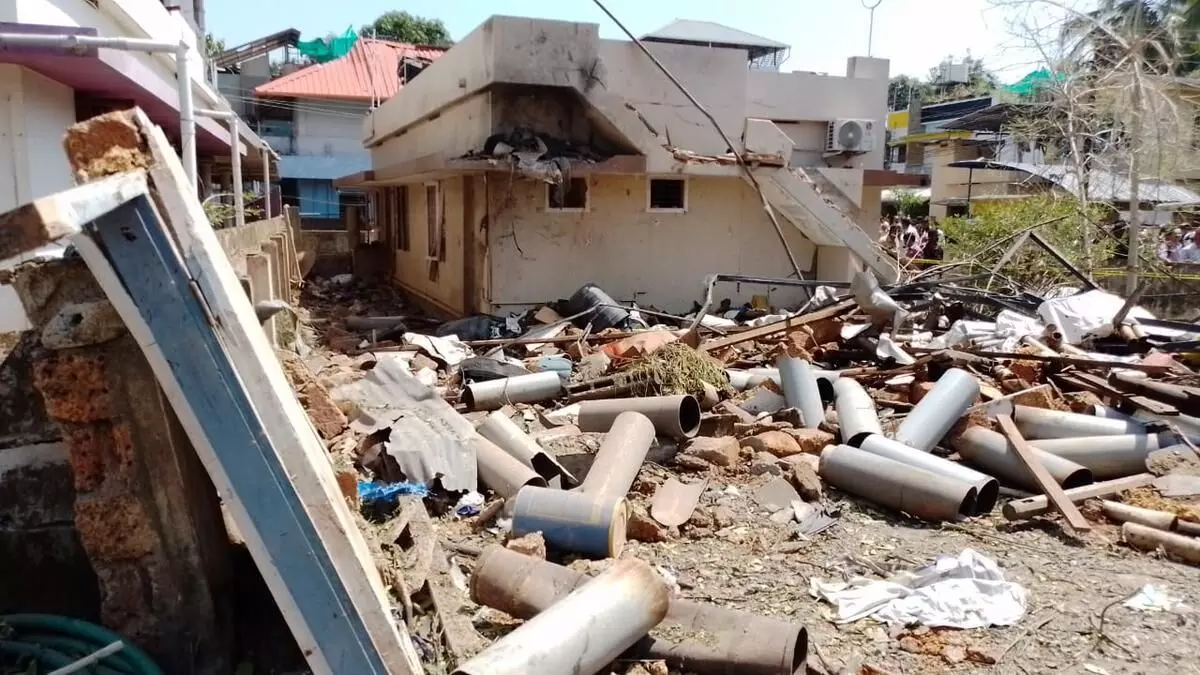 തൃപ്പൂണിത്തുറ സ്‌ഫോടനം: പുതിയകാവ് ക്ഷേത്ര ഭരണസമിതിക്കെതിരെ കേസ്; വെടിക്കെട്ട് നടത്തുന്നതിന്  അനുമതി തേടിയില്ല