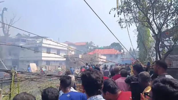 തൃപ്പൂണിത്തുറ സ്‌ഫോടനം: കരാറുകാരന്റെ ഗോഡൗണില്‍ റെയ്ഡ്;   അമ്പല കമ്മിറ്റിക്കാര്‍ കസ്റ്റഡിയില്‍