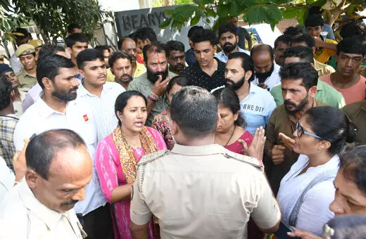 രാമായണവും മഹാഭാരതവും വെറും സാങ്കല്പ്പികം; കര്ണാടകയില് അധ്യാപികയെ പിരിച്ചുവിട്ട് കോണ്വെന്റ് സ്കൂള് രാമായണവും മഹാഭാരതവും വെറും സാങ്കല്പ്പികം; കര്ണാടകയില് അധ്യാപികയെ പിരിച്ചുവിട്ട് കോണ്വെന്റ് സ്കൂള്