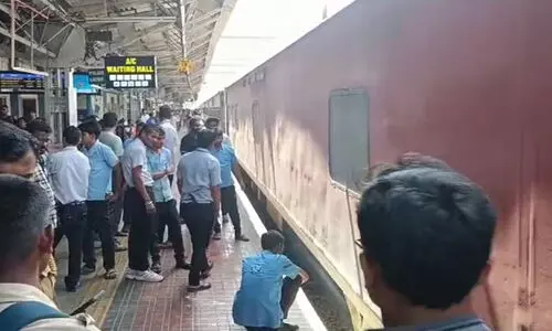 നേത്രാവതി എക്സ്പ്രസ് ട്രെയിനിന്റെ പാന്ട്രി കാറിന് തീപിടിച്ചു നേത്രാവതി എക്സ്പ്രസ് ട്രെയിനിന്റെ പാന്ട്രി കാറിന് തീപിടിച്ചു