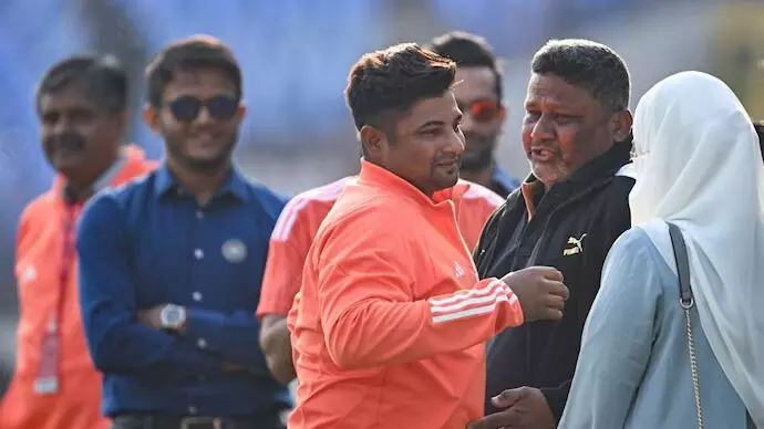 കാത്തിരിപ്പ് അവസാനിച്ചു; സര്ഫറാസ് ഖാന് ഇന്ത്യയ്ക്കായി അരങ്ങേറി കാത്തിരിപ്പ് അവസാനിച്ചു; സര്ഫറാസ് ഖാന് ഇന്ത്യയ്ക്കായി അരങ്ങേറി