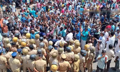 വയനാട്ടിൽ പ്രതിഷേധം ആളിക്കത്തുന്നു;  പുൽപ്പളളിയിൽ ലാത്തിച്ചാർജ്ജ്