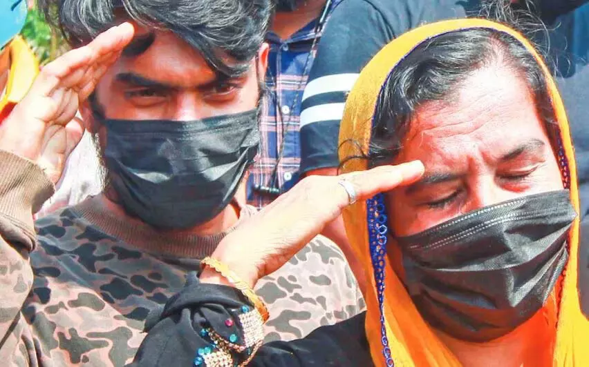 കൂമ്പാച്ചി മലയില്‍ കുടുങ്ങിയ ബാബുവിന്റെ മാതാവും  സഹോദരനും ട്രെയിന്‍ തട്ടി മരിച്ചു