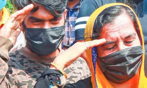 കൂമ്പാച്ചി മലയില്‍ കുടുങ്ങിയ ബാബുവിന്റെ മാതാവും  സഹോദരനും ട്രെയിന്‍ തട്ടി മരിച്ചു