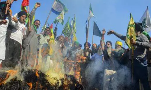സമര പരമ്പരയുമായി കര്ഷക സംഘടനകള് മുന്നോട്ട് ; ഇന്ന് രാജ്യവ്യാപകമായി മെഴുകുതിരി മാര്ച്ച് സമര പരമ്പരയുമായി കര്ഷക സംഘടനകള് മുന്നോട്ട് ; ഇന്ന് രാജ്യവ്യാപകമായി മെഴുകുതിരി മാര്ച്ച്