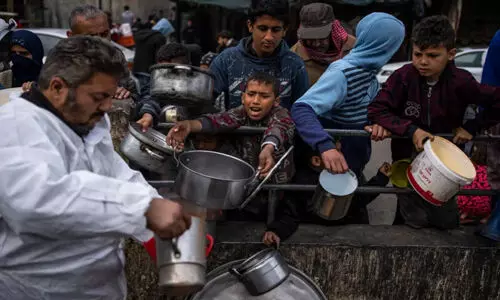 ഗസയിൽ ഇസ്രായേലിന്റെ കൂട്ടക്കൊല: ഭക്ഷണത്തിനായി കാത്തുനിന്നവർക്കു  നേരെ ആക്രമണം; 77 മരണം
