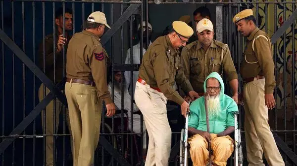 1993ലെ മുംബൈ ട്രെയിന് സ്ഫോടന പരമ്പര കേസ്: അബ്ദുല് കരീം തുണ്ടയെ കോടതി വെറുതെവിട്ടു 1993ലെ മുംബൈ ട്രെയിന് സ്ഫോടന പരമ്പര കേസ്: അബ്ദുല് കരീം തുണ്ടയെ കോടതി വെറുതെവിട്ടു