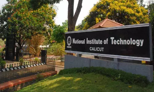 കോഴിക്കോട് എന്‍ഐടിയില്‍ അധ്യാപകനുനേരെ ആക്രമണം; കത്തികൊണ്ട് കുത്തി