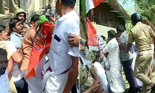 സിദ്ധാര്ത്ഥന്റെ മരണം; കോണ്ഗ്രസ് പ്രവര്ത്തകരും പോലിസും തമ്മില് ഉന്തും തള്ളും; മാര്ച്ചില് സംഘര്ഷം സിദ്ധാര്ത്ഥന്റെ മരണം; കോണ്ഗ്രസ് പ്രവര്ത്തകരും പോലിസും തമ്മില് ഉന്തും തള്ളും; മാര്ച്ചില് സംഘര്ഷം