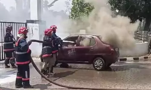 ചാലക്കുടിയില് പാര്ക്കിന് മുന്നില് നിര്ത്തിയിട്ടിരുന്ന കാറിന് തീ പിടിച്ചു ചാലക്കുടിയില് പാര്ക്കിന് മുന്നില് നിര്ത്തിയിട്ടിരുന്ന കാറിന് തീ പിടിച്ചു