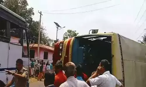 കെഎസ്ആര്ടിസി ബസ് കാറുമായി കൂട്ടിയിടിച്ച് മറിഞ്ഞു; നിരവധി പേര്ക്ക് പരിക്ക് കെഎസ്ആര്ടിസി ബസ് കാറുമായി കൂട്ടിയിടിച്ച് മറിഞ്ഞു; നിരവധി പേര്ക്ക് പരിക്ക്