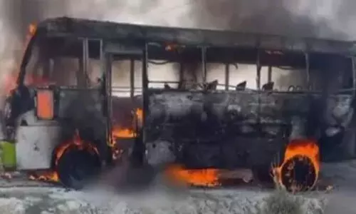 യുപിയില് വിവാഹസംഘം സഞ്ചരിച്ച ബസിന് തീ പിടിച്ചു; അഞ്ച് മരണം യുപിയില് വിവാഹസംഘം സഞ്ചരിച്ച ബസിന് തീ പിടിച്ചു; അഞ്ച് മരണം