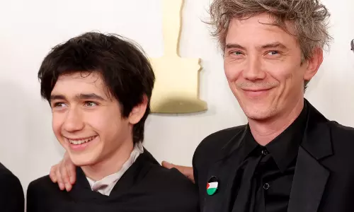 ഗസയ്ക്ക് ഐക്യദാര്ഢ്യം; ഓസ്കര് വേദിയില് ചുവപ്പ് ബാഡ്ജ് ധരിച്ച് താരങ്ങള് ഗസയ്ക്ക് ഐക്യദാര്ഢ്യം; ഓസ്കര് വേദിയില് ചുവപ്പ് ബാഡ്ജ് ധരിച്ച് താരങ്ങള്