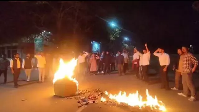 സിഎഎയ്ക്കെതിരേ അസമില് ഹര്ത്താല് തുടങ്ങി; ജനകീയപ്രക്ഷോഭത്തിന് ആഹ്വാനം സിഎഎയ്ക്കെതിരേ അസമില് ഹര്ത്താല് തുടങ്ങി; ജനകീയപ്രക്ഷോഭത്തിന് ആഹ്വാനം