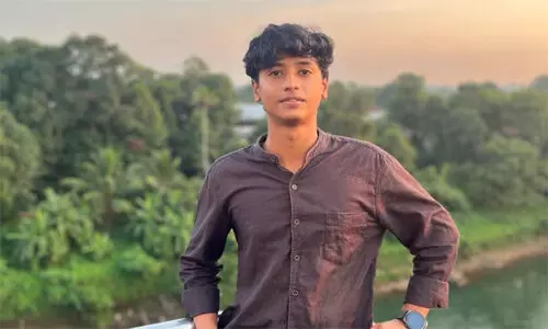 കോട്ടയത്ത് കാറിലിടിച്ച് ബൈക്ക് മറിഞ്ഞു; ബസിനടിയിൽപ്പെട്ട് വിദ്യാർഥിക്ക് ദാരുണാന്ത്യം കോട്ടയത്ത് കാറിലിടിച്ച് ബൈക്ക് മറിഞ്ഞു; ബസിനടിയിൽപ്പെട്ട് വിദ്യാർഥിക്ക് ദാരുണാന്ത്യം