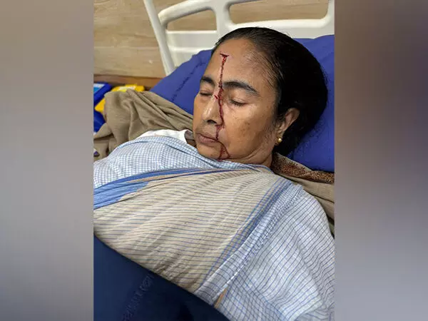 മമത ബാനര്‍ജിക്ക് ഗുരുതര പരിക്ക്; അപകട കാരണം വ്യക്തമല്ല