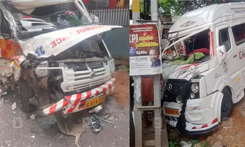 കോഴിക്കോട് ആംബുലന്സും ട്രാവലറും കൂട്ടിയിടിച്ച് 8 പേര്ക്ക് പരിക്ക് കോഴിക്കോട് ആംബുലന്സും ട്രാവലറും കൂട്ടിയിടിച്ച് 8 പേര്ക്ക് പരിക്ക്