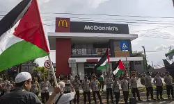 ഫലസ്തീന് പിന്തുണ; ബഹിഷ്ക്കരണത്തില് വീര്പ്പ് മുട്ടി മക്ഡൊണാള്ഡ്സ്; വില്പ്പനയില് ഇടിവ് ഫലസ്തീന് പിന്തുണ; ബഹിഷ്ക്കരണത്തില് വീര്പ്പ് മുട്ടി മക്ഡൊണാള്ഡ്സ്; വില്പ്പനയില് ഇടിവ്