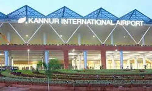 ഷൂവിലും ശരീരത്തിലുമായി ഒളിപ്പിച്ചത് 2.2 കിലോ സ്വർണം; കണ്ണൂർ വിമാനത്താവളത്തിൽ രണ്ട് പേർ പിടിയിൽ ഷൂവിലും ശരീരത്തിലുമായി ഒളിപ്പിച്ചത് 2.2 കിലോ സ്വർണം; കണ്ണൂർ വിമാനത്താവളത്തിൽ രണ്ട് പേർ പിടിയിൽ