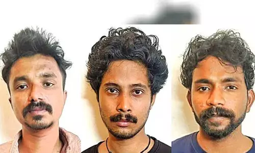 യുവതിയെ കാറിൽ കടത്തിക്കൊണ്ടുപോകാൻ ശ്രമം; മൂന്നുപേർ പിടിയിൽ യുവതിയെ കാറിൽ കടത്തിക്കൊണ്ടുപോകാൻ ശ്രമം; മൂന്നുപേർ പിടിയിൽ