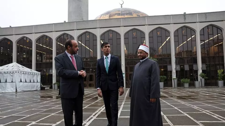 വംശഹത്യക്ക് പിന്തുണ; ഋഷി സുനകിന്റെ സന്ദര്ശനത്തെ തുടര്ന്ന് സെന്ട്രല് മസ്ജിദ് ബഹിഷ്കരിക്കാന് മുസ് ലിങ്ങളുടെ ആഹ്വാനം വംശഹത്യക്ക് പിന്തുണ; ഋഷി സുനകിന്റെ സന്ദര്ശനത്തെ തുടര്ന്ന് സെന്ട്രല് മസ്ജിദ് ബഹിഷ്കരിക്കാന് മുസ് ലിങ്ങളുടെ ആഹ്വാനം