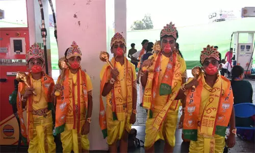 മോദിയുടെ റോഡ് ഷോയില് കുട്ടികള് പങ്കെടുത്ത സംഭവം; ബിജെപിക്ക് ഉപവരണാധികാരിയുടെ നോട്ടിസ് മോദിയുടെ റോഡ് ഷോയില് കുട്ടികള് പങ്കെടുത്ത സംഭവം; ബിജെപിക്ക് ഉപവരണാധികാരിയുടെ നോട്ടിസ്