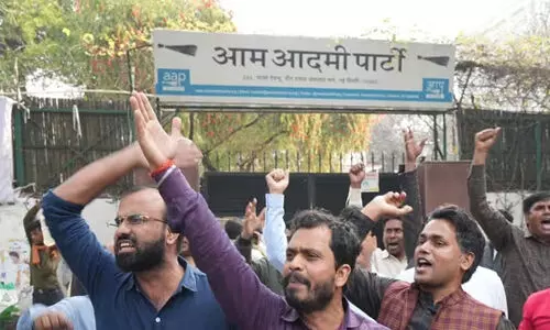 കെജ്രിവാളിന്റെ അറസ്റ്റ്; റോഡില് കിടന്ന് പ്രതിഷേധിച്ച് പ്രവര്ത്തകര്; രാജ്യതലസ്ഥാനത്ത് സംഘര്ഷം കെജ്രിവാളിന്റെ അറസ്റ്റ്; റോഡില് കിടന്ന് പ്രതിഷേധിച്ച് പ്രവര്ത്തകര്; രാജ്യതലസ്ഥാനത്ത് സംഘര്ഷം