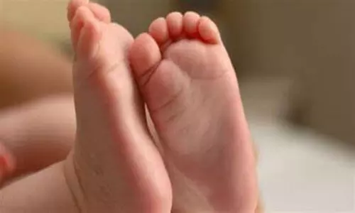 രണ്ടര വയസുകാരിയുടെ മരണത്തില് ദുരൂഹത; പിതാവ് മർദിച്ച് കൊലപ്പെടുത്തിയതെന്ന് ആരോപണം രണ്ടര വയസുകാരിയുടെ മരണത്തില് ദുരൂഹത; പിതാവ് മർദിച്ച് കൊലപ്പെടുത്തിയതെന്ന് ആരോപണം