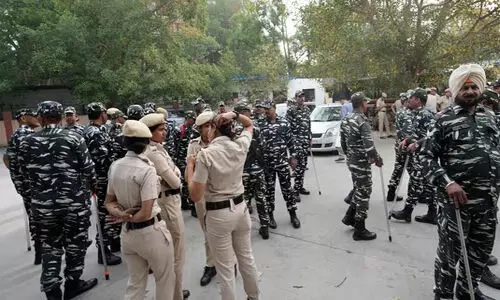 പ്രധാനമന്ത്രിയുടെ ഓഫീസ് വളഞ്ഞുള്ള ആം ആദ്മി പാര്‍ട്ടിയുടെ പ്രതിഷേധം നടക്കാനിരിക്കെ , ഡല്‍ഹിയില്‍ മെട്രോ സ്‌റ്റേഷനുകള്‍ അടച്ച് പോലിസ്‌