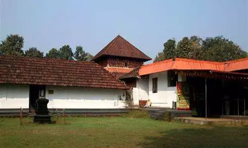 ഭണ്ഡാരം തുറന്ന് എണ്ണുന്നതിനിടെ പണം അടിച്ചുമാറ്റി; സിഐടിയു നേതാവായ ക്ഷേത്രം എക്സിക്യൂട്ടീവ് ഓഫീസർക്ക് സസ്പെൻഷൻ ഭണ്ഡാരം തുറന്ന് എണ്ണുന്നതിനിടെ പണം അടിച്ചുമാറ്റി; സിഐടിയു നേതാവായ ക്ഷേത്രം എക്സിക്യൂട്ടീവ് ഓഫീസർക്ക് സസ്പെൻഷൻ