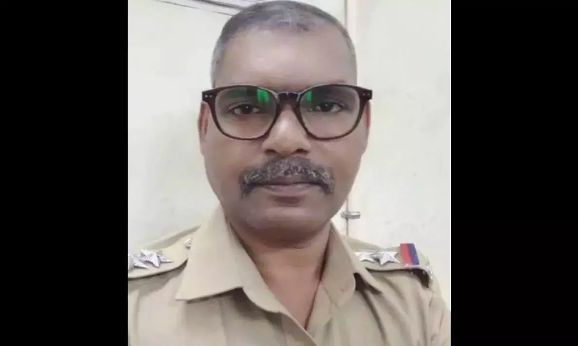 എസ്ഐയെ വീട്ടുപറമ്പിലെ മരത്തില് തൂങ്ങിമരിച്ച നിലയില് കണ്ടെത്തി എസ്ഐയെ വീട്ടുപറമ്പിലെ മരത്തില് തൂങ്ങിമരിച്ച നിലയില് കണ്ടെത്തി