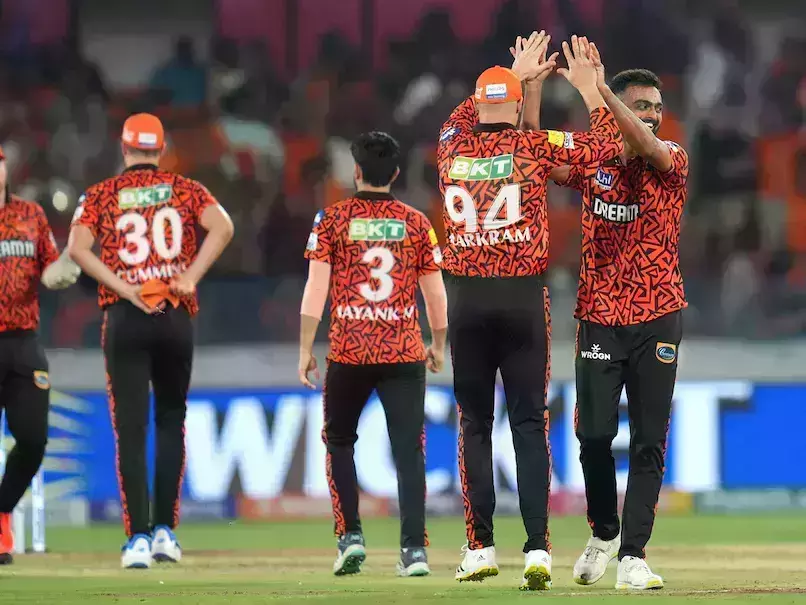 സണ്റൈസേഴ്സിന്റെ കൂറ്റന് സ്കോറിന് മുന്നില് പൊരുതി വീണ് മുംബൈ; തുടര്ച്ചയായ രണ്ടാം തോല്വി സണ്റൈസേഴ്സിന്റെ കൂറ്റന് സ്കോറിന് മുന്നില് പൊരുതി വീണ് മുംബൈ; തുടര്ച്ചയായ രണ്ടാം തോല്വി