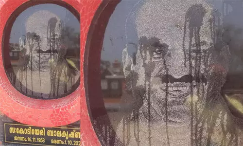 പയ്യാമ്പലത്ത് സിപിഎം നേതാക്കളുടെ സ്മൃതി കുടീരങ്ങളില് കരി ഓയില് ഒഴിച്ച് വികൃതമാക്കി പയ്യാമ്പലത്ത് സിപിഎം നേതാക്കളുടെ സ്മൃതി കുടീരങ്ങളില് കരി ഓയില് ഒഴിച്ച് വികൃതമാക്കി