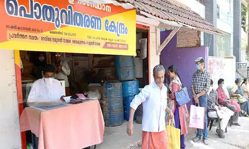 മാർച്ച് മാസത്തെ റേഷൻ വാങ്ങാനുള്ള കാലാവധി ഏപ്രില് ആറ് വരേ നീട്ടി; തീരുമാനം റേഷൻ വിതരണം മുടങ്ങിയതോടെ മാർച്ച് മാസത്തെ റേഷൻ വാങ്ങാനുള്ള കാലാവധി ഏപ്രില് ആറ് വരേ നീട്ടി; തീരുമാനം റേഷൻ വിതരണം മുടങ്ങിയതോടെ