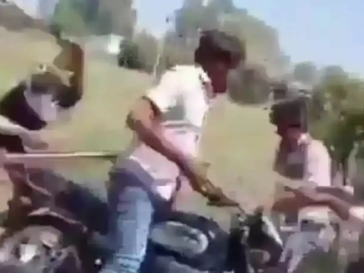 ബൈക്ക് യാത്രികനായ യുവാവിന് നേരെ യു പിയില്‍ ആക്രമണം