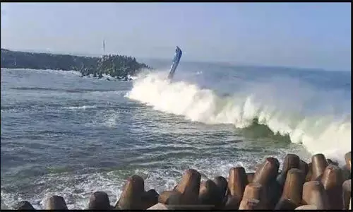 മുതലപ്പൊഴിയിൽ മത്സ്യബന്ധന വള്ളങ്ങൾ മറിഞ്ഞു; അഞ്ചുപേർക്ക് പരിക്ക്